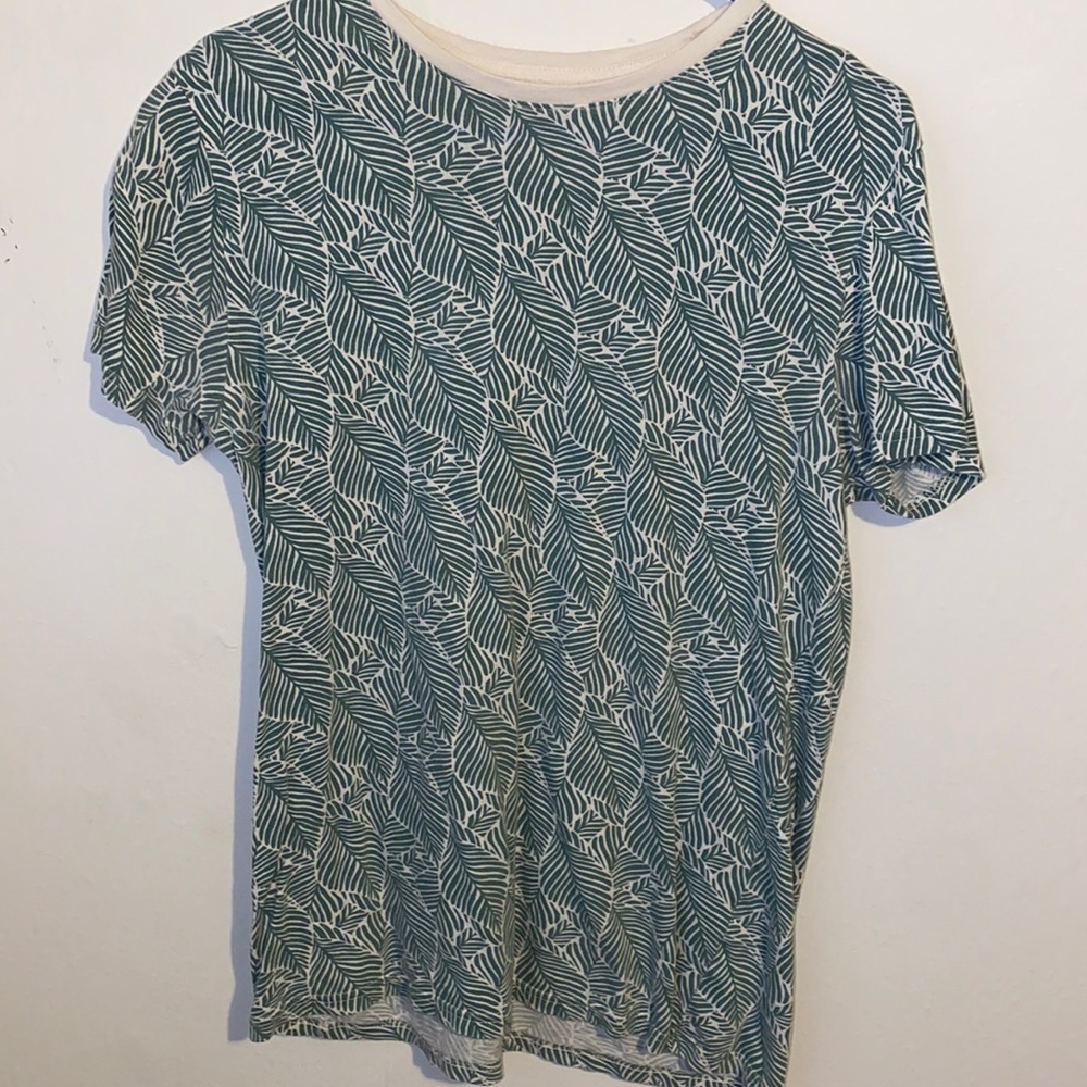 Men’s size S, Goodfellow t-shirt with leaf print.